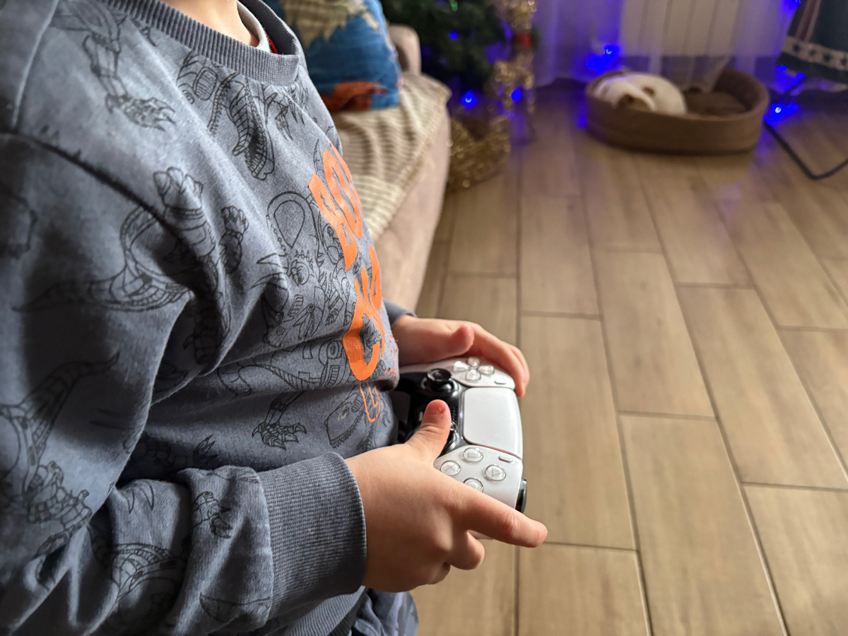 Ребенок геймер.
На мой взгляд, когда ребенок увлекается видео играми, это хорошо.
У ребенка развивается моторика пальцев и реакция. Так же формирует логику,тренирует внимание, расширяет кругозор и еще много плюсов. Самое главное- свободное время у родителей, пока он занят.
Но ☝️ самое главное, все это должно быть под контролем. Свободное время хорошо но есть и минусы, если злоупотреблять видео играми.
Из минусов хочется отметить следующие:нарушение сна, психические расстройства, ухудшение зрения.
К играм нужно по моему мнению тоже уделять внимание. Игры детям подходят не все, 95% игр в доступе, это насилие. Что может так же навредить ребенку, ведь психика только формируется. Если у взрослых кукуха едет, от игр.
Это моё личное мнение, которое может существенно отличаться от мнения врачей, психологов и прочих специалистов.
Я ни кого не призываю, совать в руки ребенку геймпад или телефон. 
Да мы позволяем своим детям играть в видео игры, под контролем возрастных ограничений и по времени.
А вы так же поступаете? Хотелось бы узнать ваше мнение в комментариях.

ВК канал:vk.com/delo_opit:
Мой Телеграмм с:t.me/delo_opita

#видеоигры #game #videogeme #вредотвидеоигр #пользаотвидеоигр