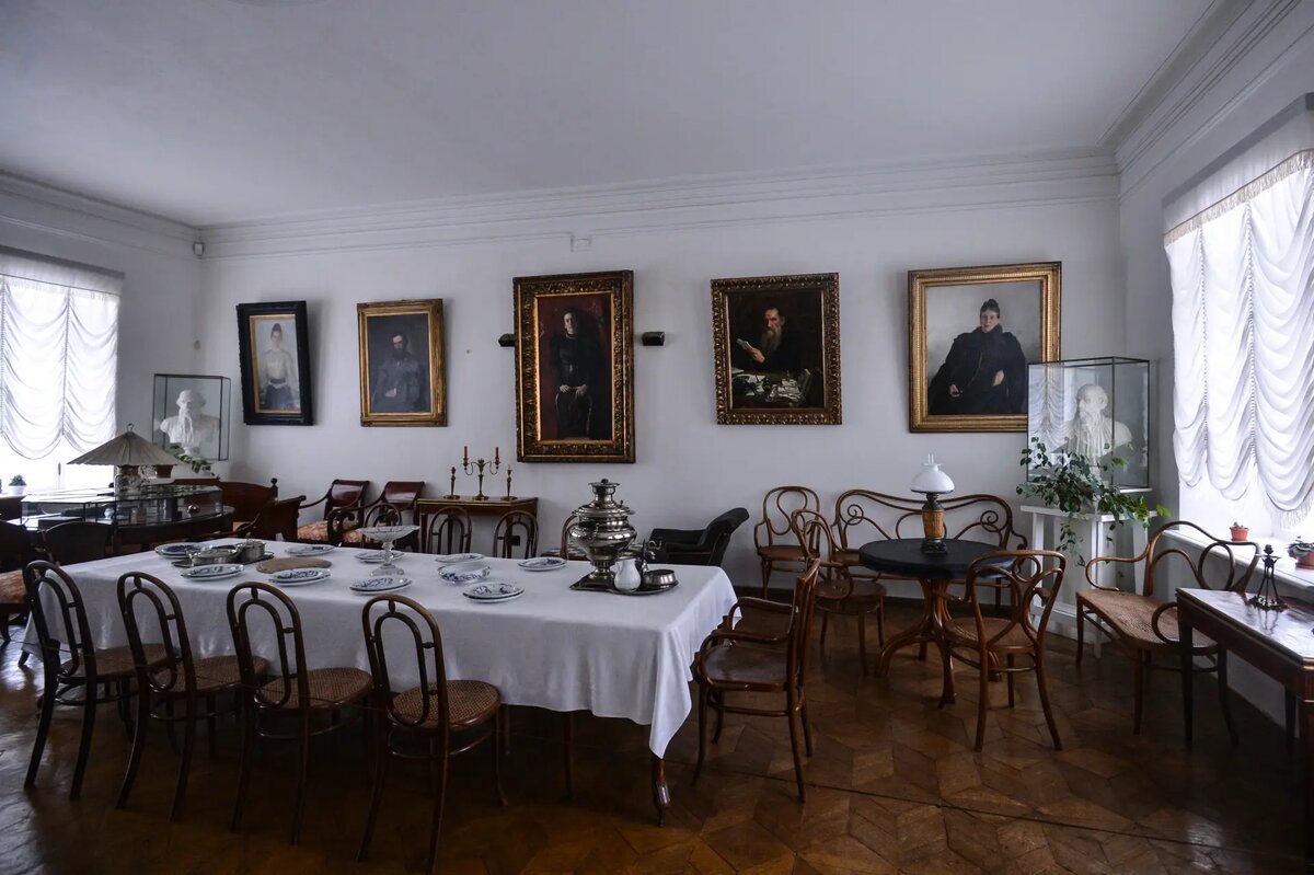     Гостиная в доме писателя Л.Н. Толстого в Музее-усадьбе "Ясная Поляна" в Тульской области. © РИА Новости. Евгений Одиноков