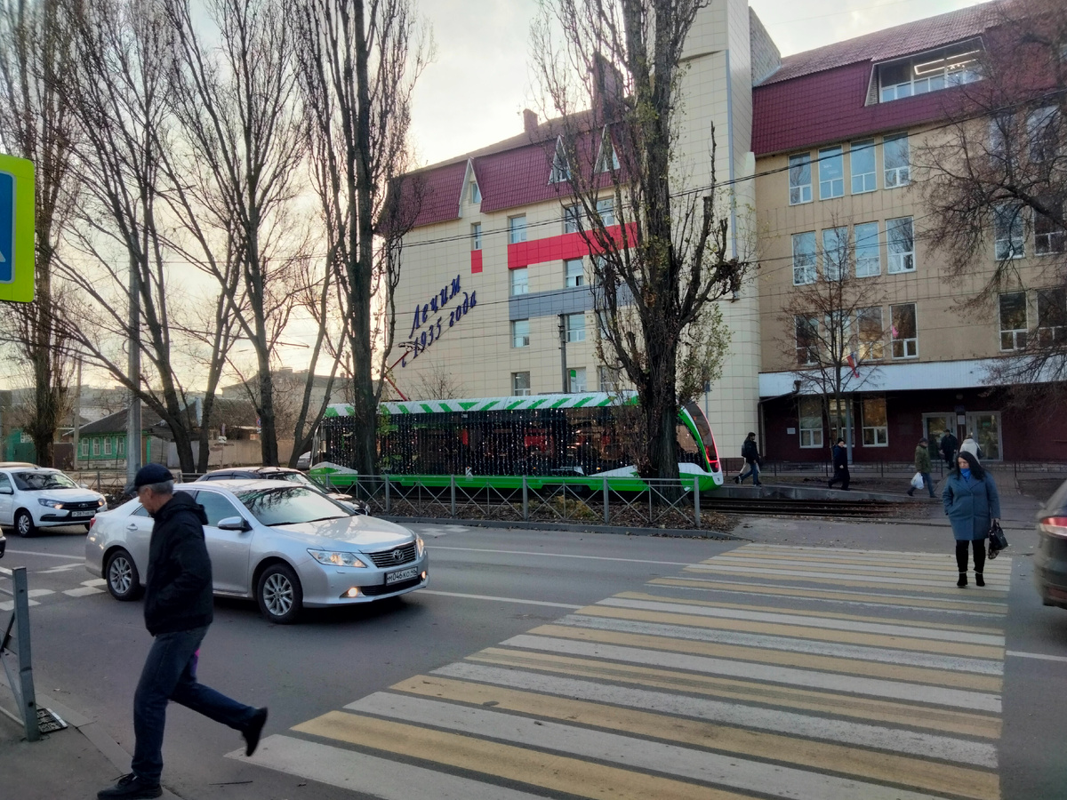 Вот как раз и новогодний трамвай в тему. Спасибо Елене Озеровой за фото!