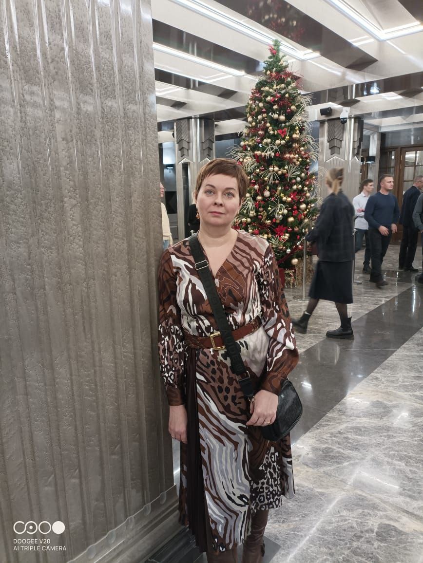 Автор в фоей театра.