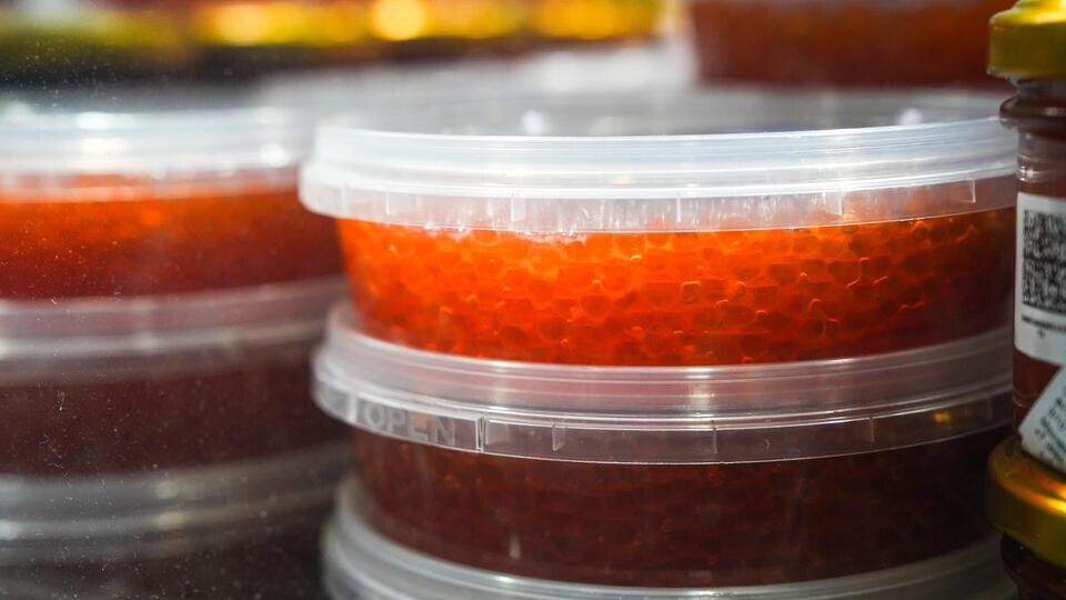     Просрочка и рыбий жир: как продавцы обманывают покупателей икры ИЗВЕСТИЯ/Дмитрий Коротаев