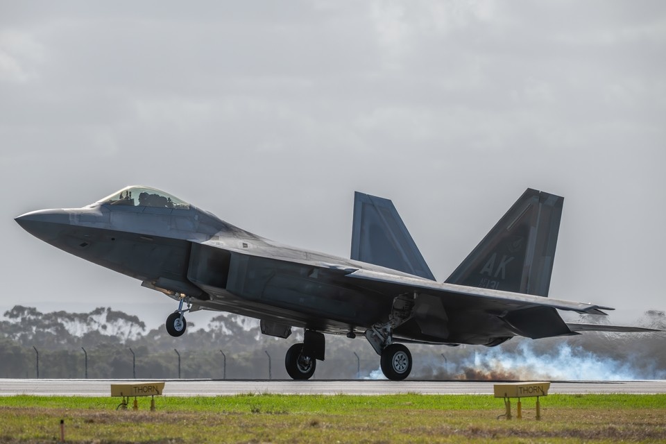    NI: Истребитель F-22 Raptor оказался непригодным из-за неподходящего времени GLOBAL LOOK PRESS