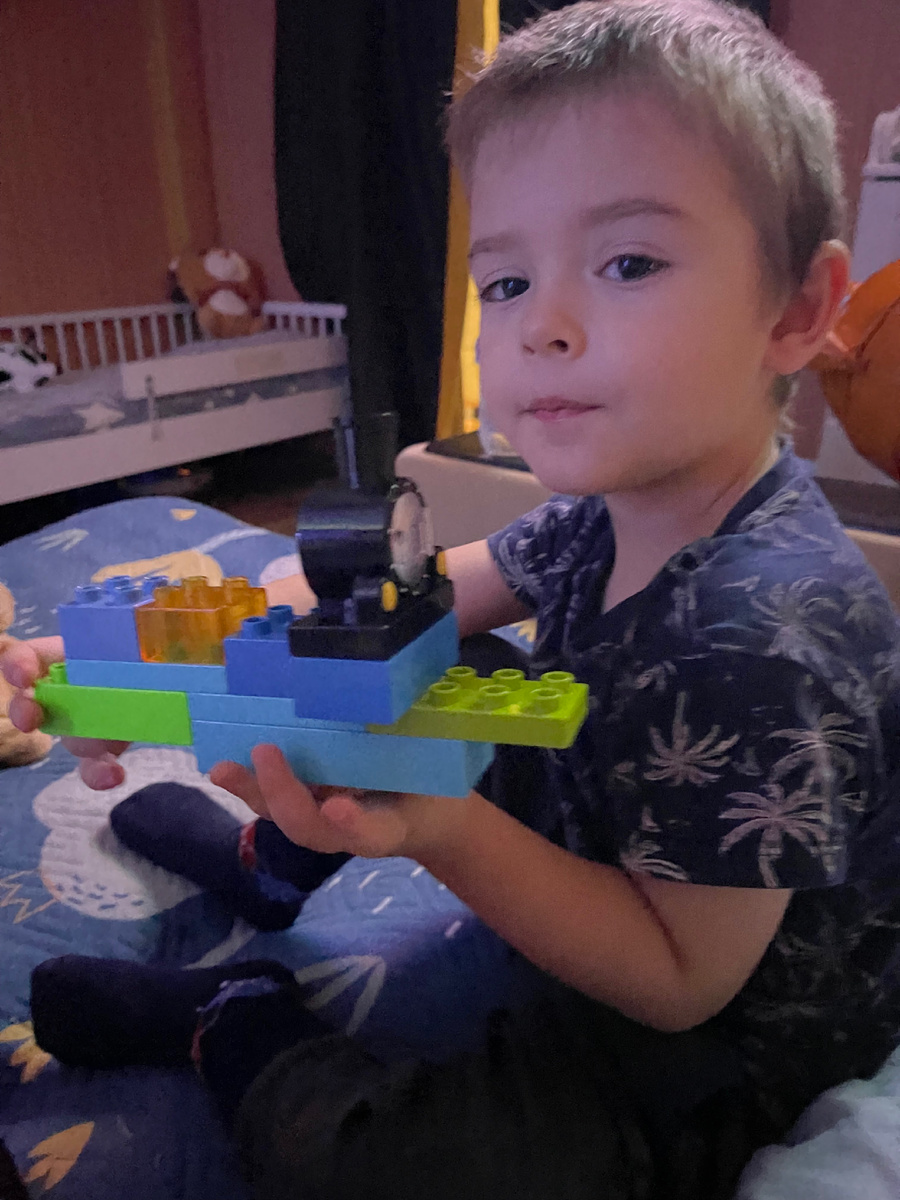 Собирает себе самолеты из лего😁