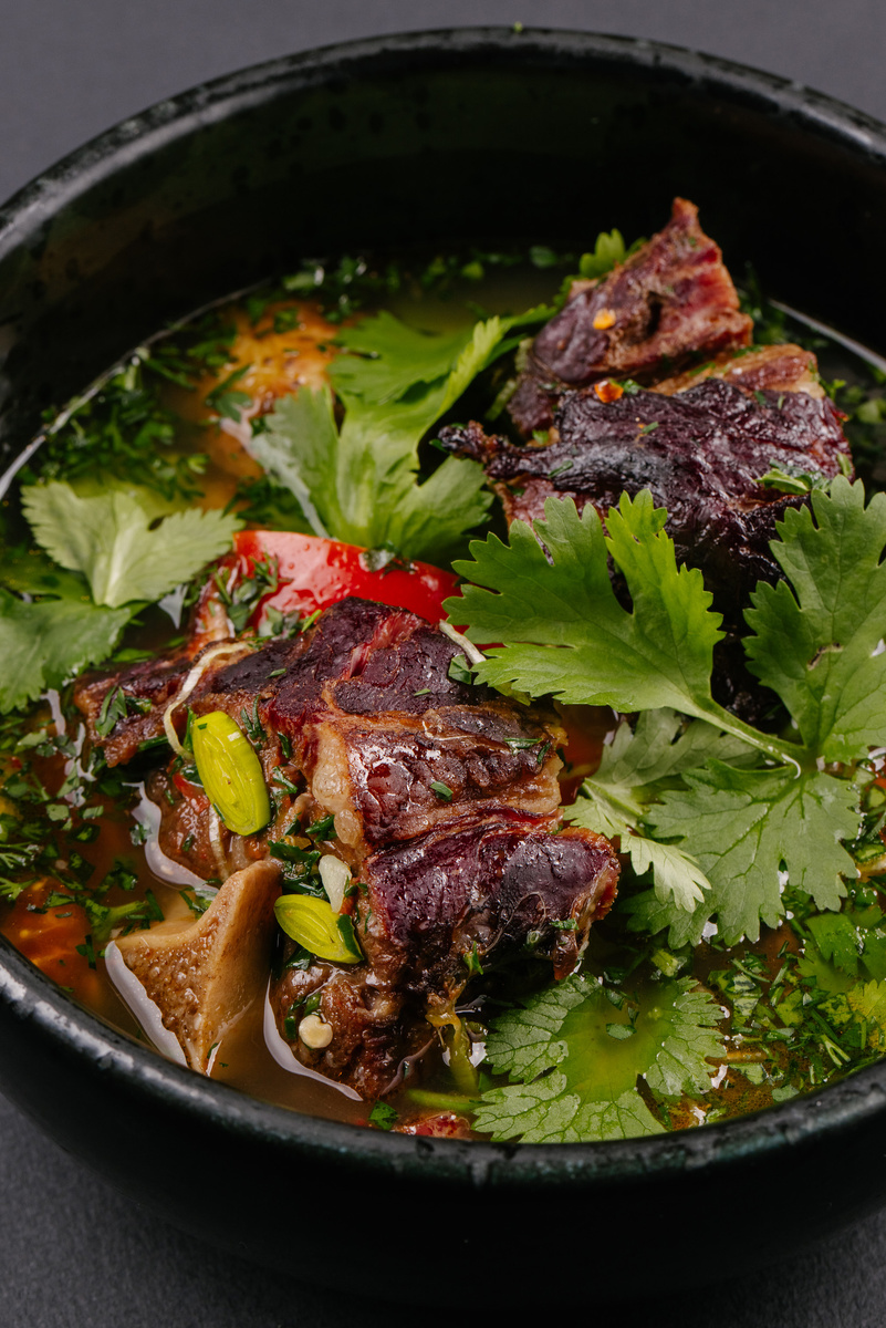 Пряный суп с бычьими хвостами в ресторане «Скотина»