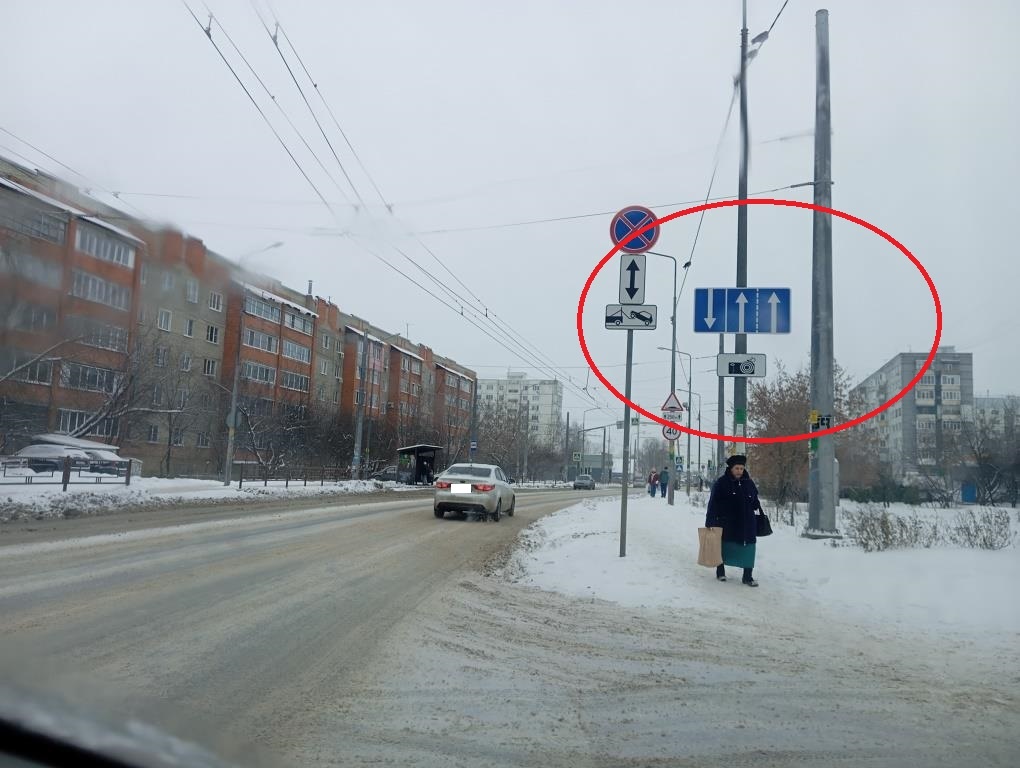 Обратите внимание на знак, со встречного направления водителям запрещено выезжать на вторую полосу, например, совершать обгон