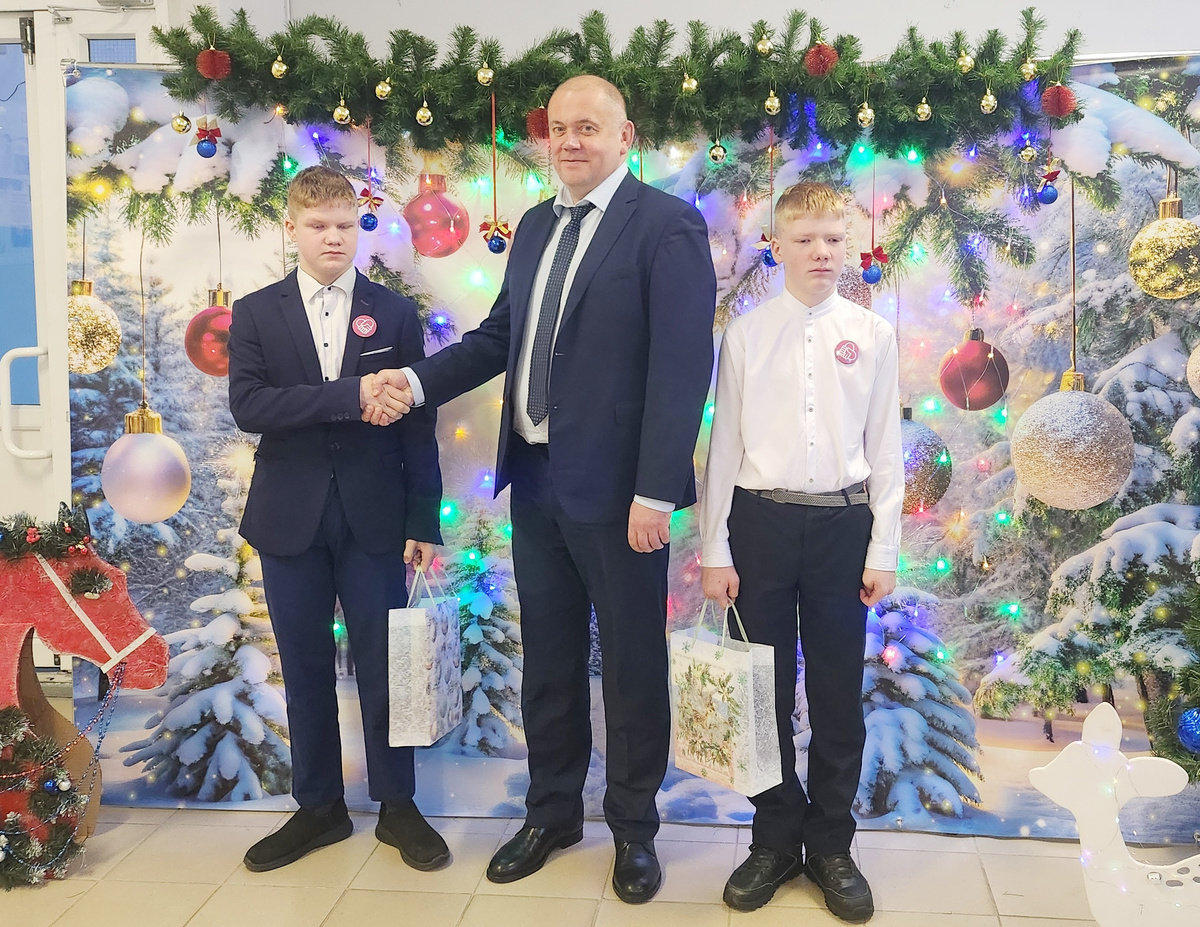 Глава округа Сергей Толчин подарил новогодние подарки братьям Поспеловым Тимофею и Михаилу (справа)