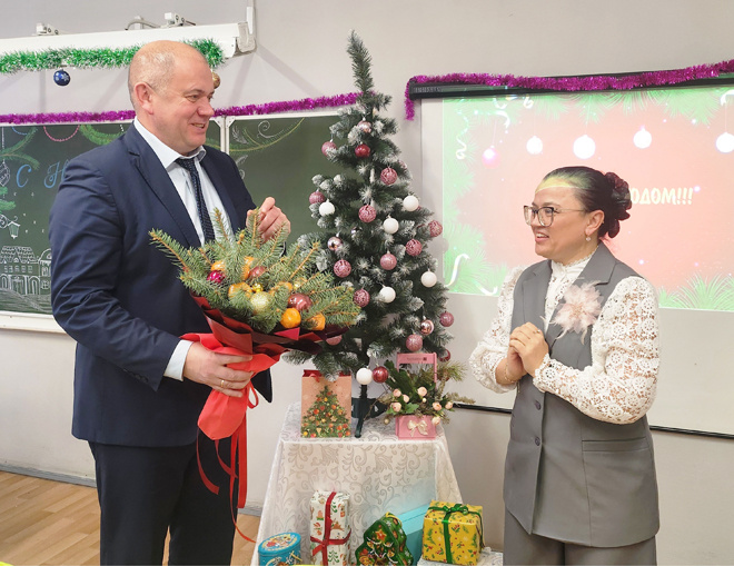 
Директор коррекционной школы Ольга Новикова в ответ поздравила руководителя муниципалитета с наступающими праздниками