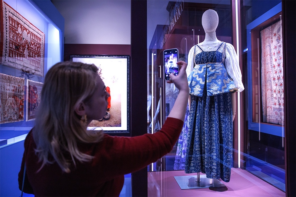    Модным синим цветом этот очень дорогой костюм крестьянки с Русского Севера конца XVIII века обязан красителю индиго. / Фото: Александр Корольков