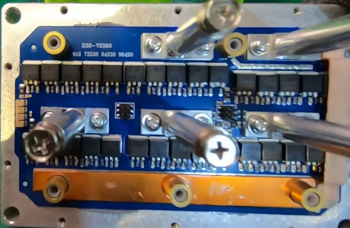 Силовые ключи (MOSFET) BLDC контроллера Fardriver на радиаторе
