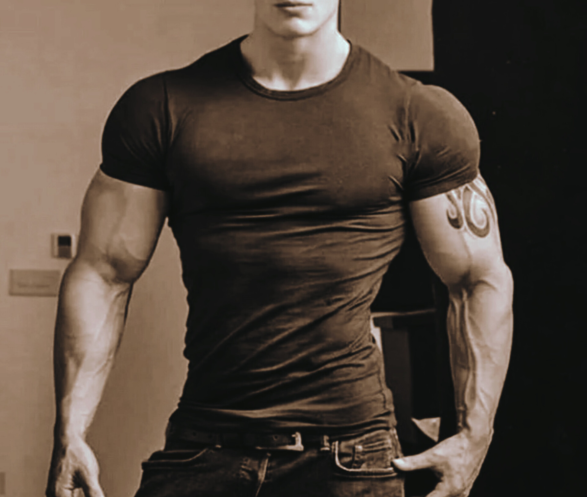 Развитые дельты и спина расправляют плечи