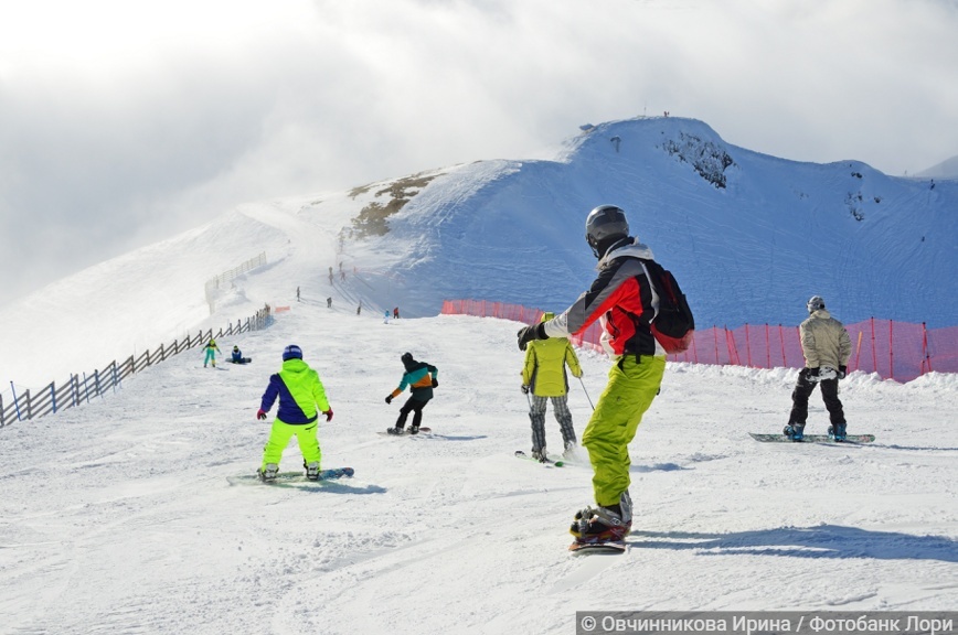 Сочи, горнолыжный курорт Роза Хутор. Сноубордисты на горнолыжной трассе