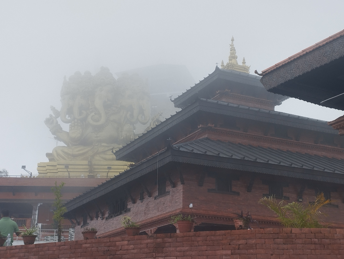 Храм Ганеши в тумане