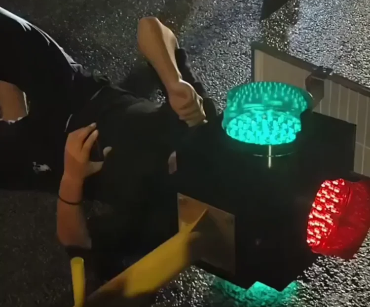 Тот самый китаец с головой в светофоре. Кадр из видео.