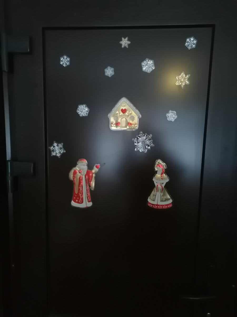 Это я свою входную дверь украсила. 