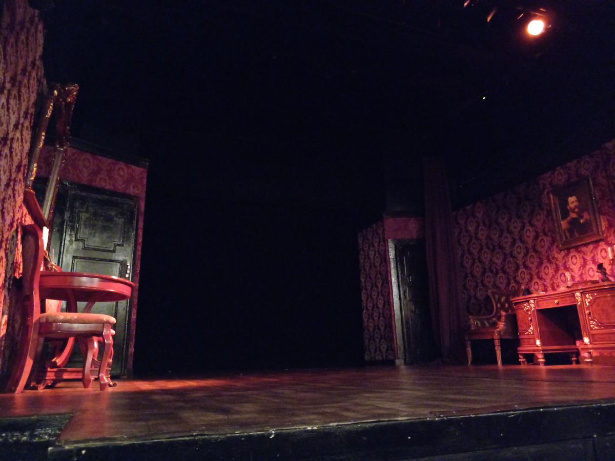 Сцена перед спектаклем. Листать вправо.