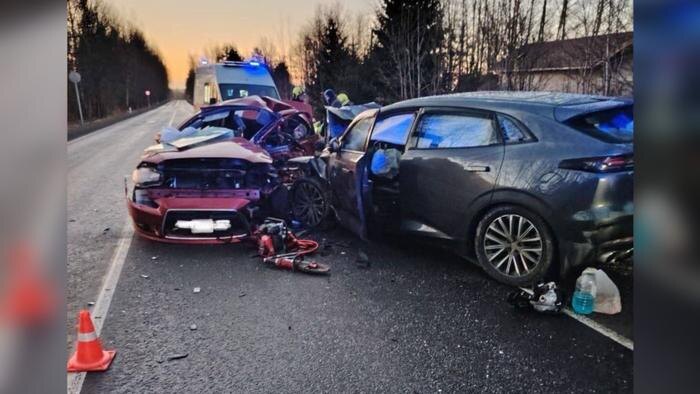 В Ленобласти после лобового ДТП погибло три человека, один пострадал. Обложка © Telegram / МЧС Ленинградской области