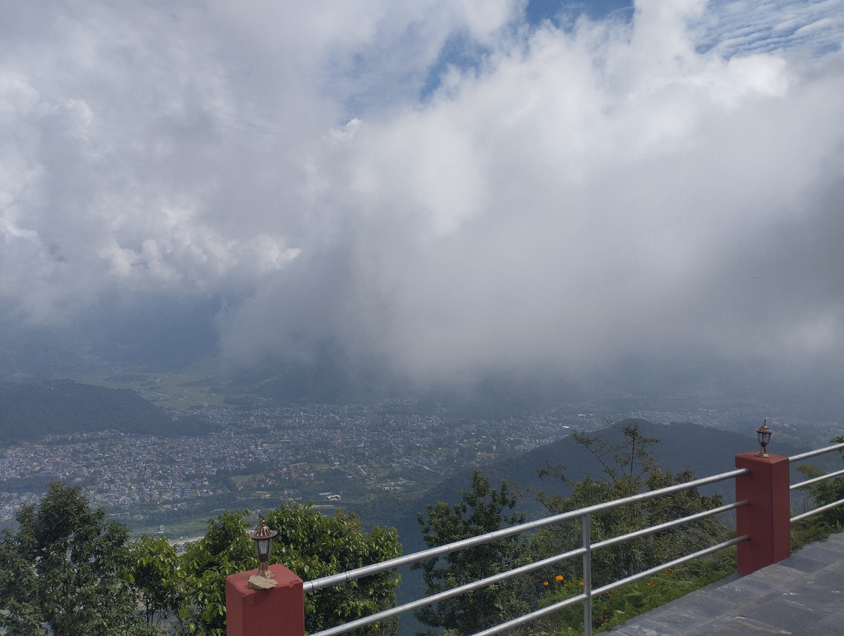 Низкие облака над высокой горой