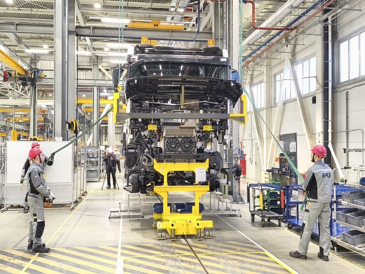 Автор фото: "Деловой Петербург". Запуск производства грузовиков "БАЗ" на площадке в Шушарах.