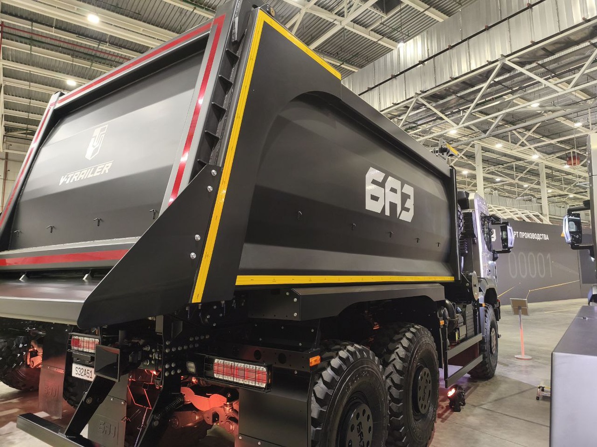 Автор фото: "Деловой Петербург". Запуск производства грузовиков "БАЗ" на площадке в Шушарах.