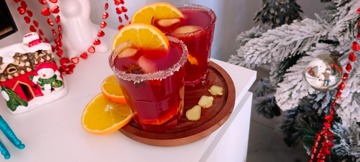 Новогодний глинтвейн: вдохновение для праздничного настроения🎄     Ингредиенты:✨ Красное сухое вино – 750 мл.✨ Апельсин – 1 штука (цитрусовые придают неповторимый аромат).✨ Специи: обязательны корица (палочки или порошок) – 2 шт., гвоздика – 10 шт., душистый перец – 5 шт., лавровый лист – 1 шт., бадьян – 2 шт.✨ Чай черный – 200 мл.✨ Мед или сахар – по вкусу.▌ 🌟 Почему именно красный глинтвейн?Красный глинтвейн традиционно ассоциируется с праздником и теплом. Его насыщенный вкус идеально сочетается с ароматом специй и цитрусовых, создавая атмосферу комфорта и праздника.⎯⎯⎯⎯⎯⎯⎯⎯⎯⎯▌ ✨ Как приготовить идеальный новогодний глинтвейн?▌ Шаг 1: Выбор вина  Выберите качественное красное сухое вино. Оно станет основой вашего напитка и определит общий вкус.▌ Шаг 2: Подготовка специй Используйте цельные специи: палочки корицы, бутоны гвоздики, зерна душистого перца и звезды бадьяна. Они придадут напитку богатый аромат.▌ Шаг 3: Цитрусовый аромат Обязательно добавьте свежий апельсин. Нарезанный кольцами или нарезанный кубиками, он усилит сладость и освежит вкус напитка.▌ Шаг 4: Медовая нотка. По желанию замените сахар медом. Это сделает глинтвейн нежнее и полезнее.▌ Шаг 5: Процесс приготовления Налейте вино в кастрюлю, добавьте чай, специи и цитрусовые. Нагревайте на небольшом огне, не давая напитку закипеть. Когда почувствуете сильный аромат, снимите с огня и дайте настояться 10-15 минут.⎯⎯⎯⎯⎯⎯⎯⎯⎯⎯▌ ⭐ Советы по подаче Подавайте глинтвейн теплым, украшенным палочкой корицы и долькой апельсина. Такой напиток создаст особую атмосферу на вашем празднике!⎯⎯⎯⎯⎯⎯⎯⎯⎯⎯▌ 🔥 Интересные факты о глинтвейне- История глинтвейна насчитывает тысячи лет. Впервые его начали готовить в Древнем Риме, добавляя специи в подогретое вино.- Сегодня глинтвейн популярен в Европе как символ Рождества и домашнего уюта