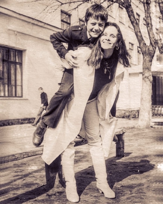 Алексей в детстве с Любовью Полищук