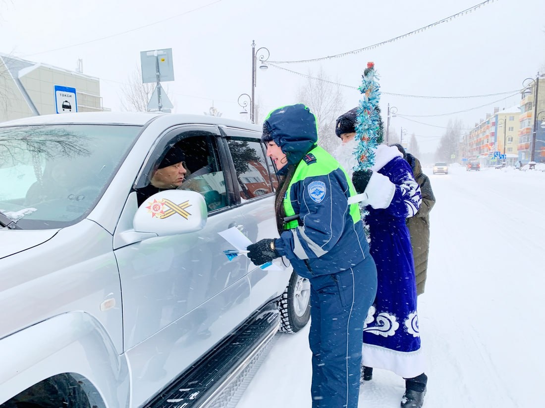    «Полицейский Дед Мороз» по традиции вышел на улицы Белоярского поздравить водителей