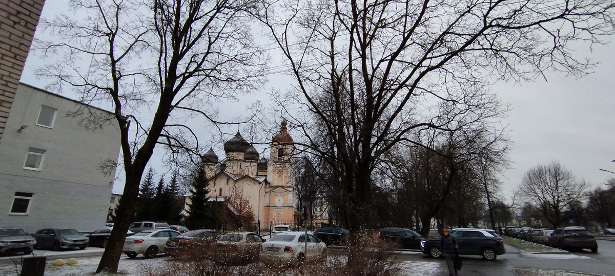 Фото автора. Церковь святого Федора Стратилата на улице  Стратилатовская в Великом Новгороде. Листайте