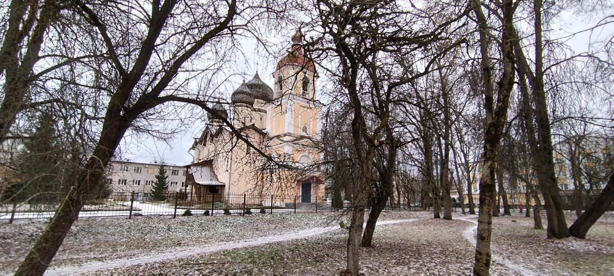 Фото автора. Церковь святого Федора Стратилата на улице  Стратилатовская в Великом Новгороде. Листайте