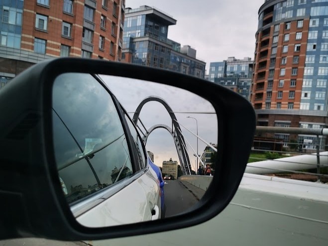 Вид в зеркало заднего вида. Просто для иллюстрации.