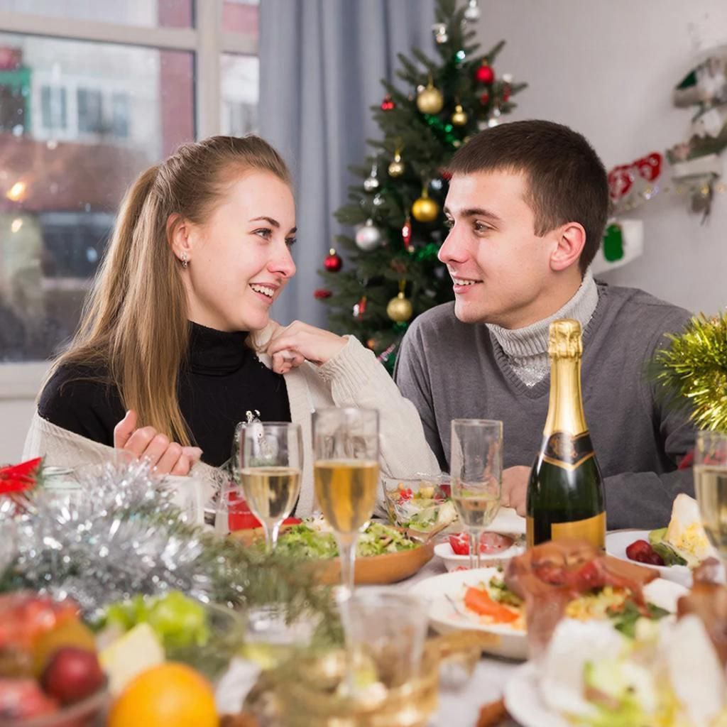 Вы молодая пара и собираетесь впервые овстречать вместе Новый год, тогда эта статья для вас.