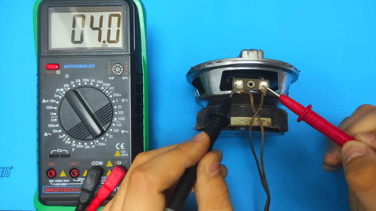 Проверка сопротивления динамика мултиметром. Фото с сайта https://en.avtotachki.com/