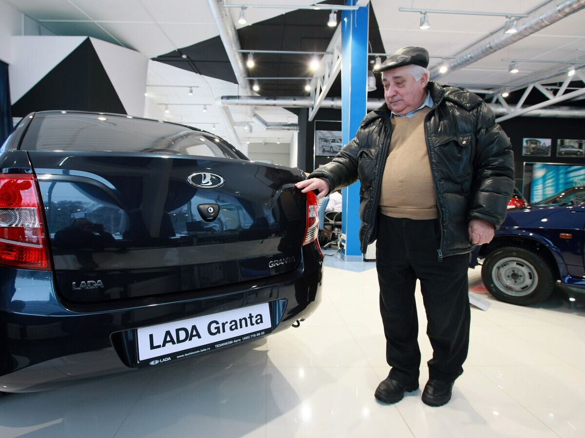    Мужчина выбирает автомобиль "Лада Гранта" в автосалоне | © РИА Новости / Антон Денисов