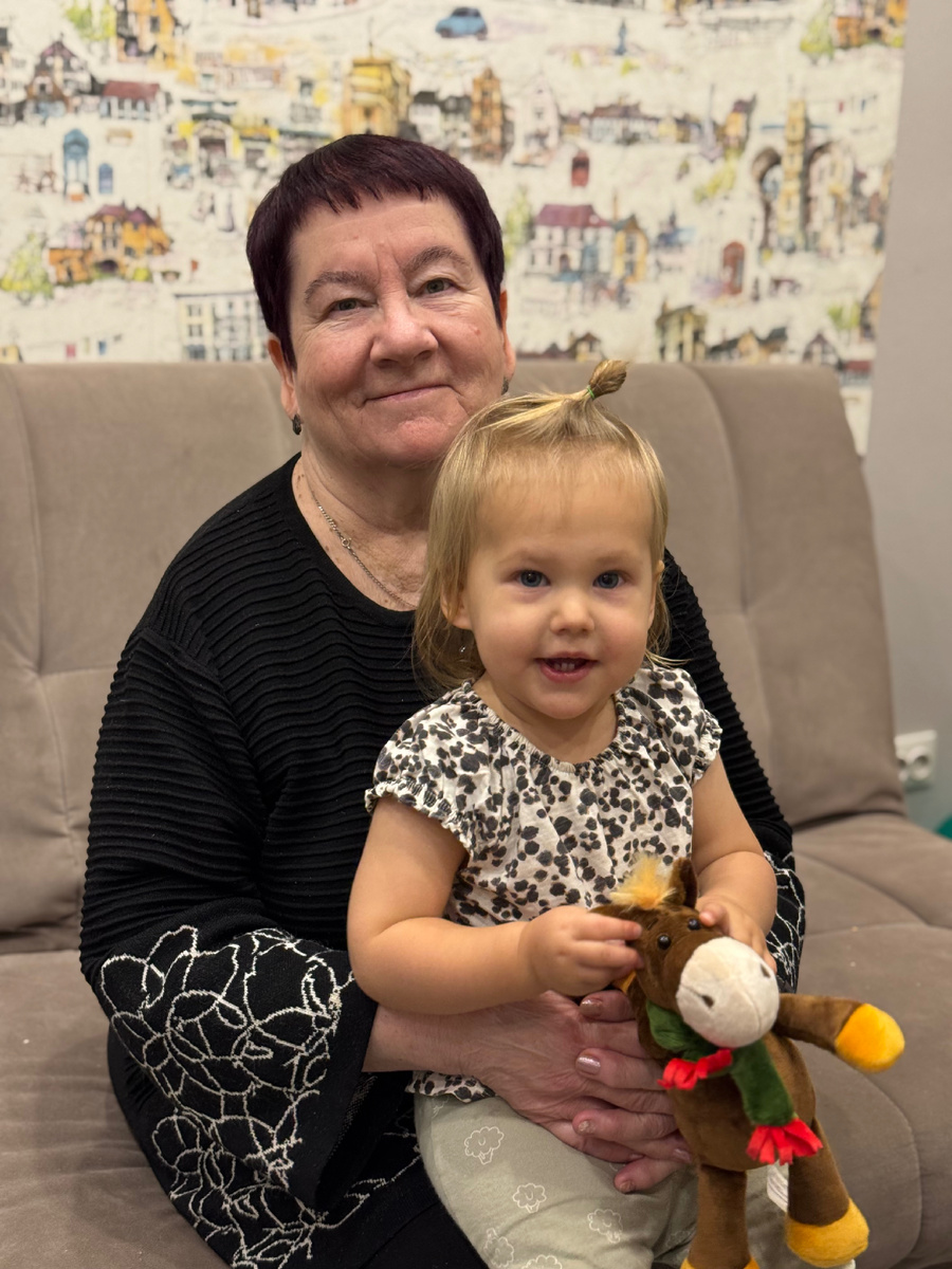 Дети обожают бабушку