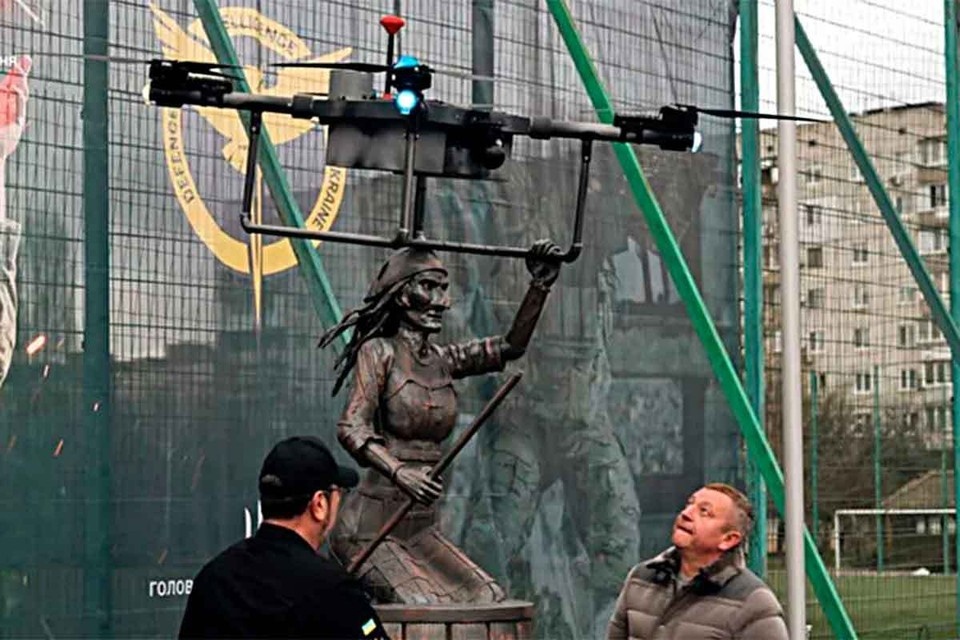    В Киеве установили странный памятник - беспилотнику под названием "Баба Яга" социальные сети