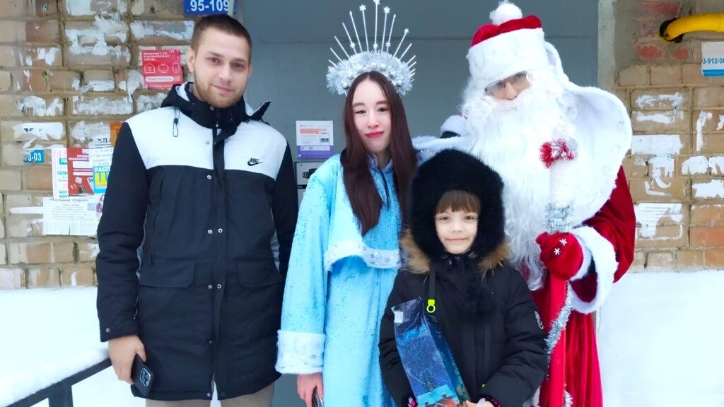     Под Новый год волонтеры порадовали детей участников СВО подарками от Деда Мороза.