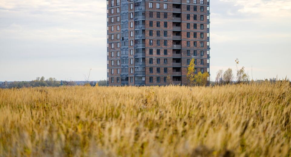    Многоквартирный дом в микрорайоне Авиационный в Домодедово осенью / Медиасток.рф