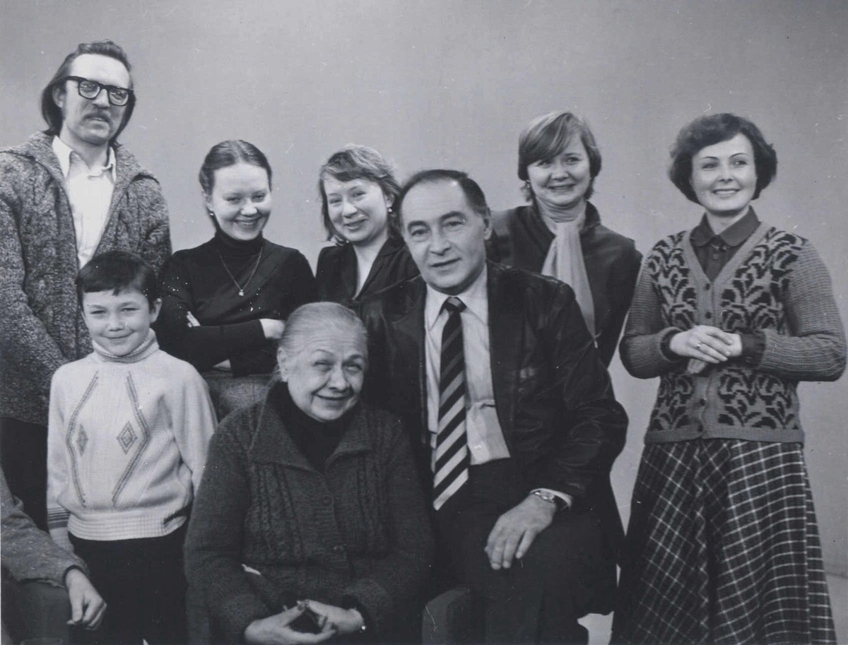 Вячеслав Тихонов с эфирной бригадой передачи "У нас в гостях" Киров, февраль 1982 г. Фото Николая Загоскина