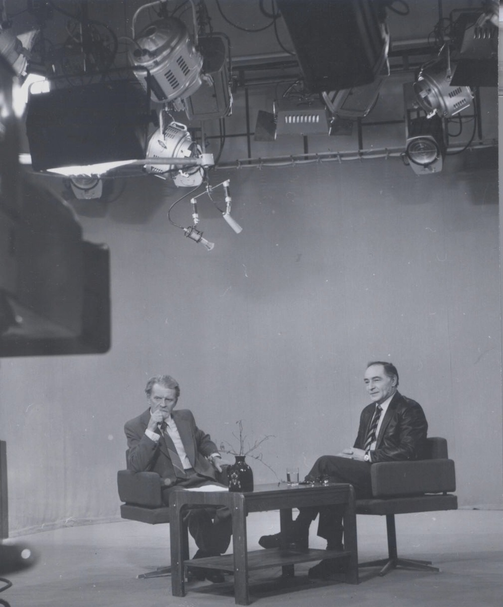 Ведущий телепередачи " У нас в гостях" киновед, журналист Юрий Андреевич Корзоватых и  народный артист СССР Вячеслав Тихонов. Февраль 1982 года.  Фото Николая Загоскина