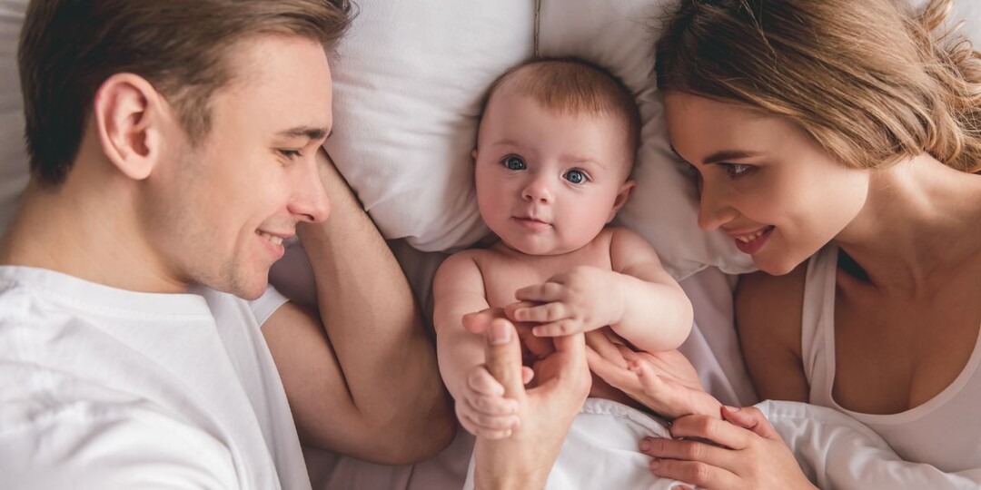 – Поздравляю, папаша! – вручаю ребенка обалдевшему миллиардеру