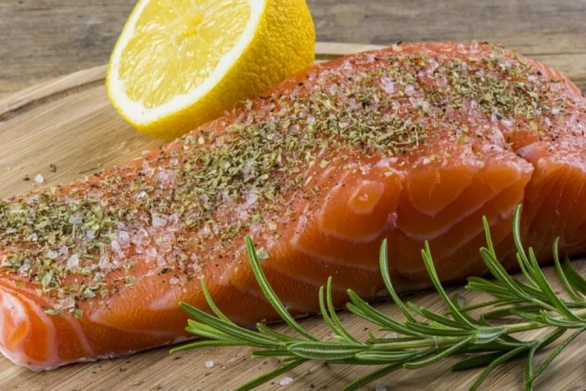    Для засолки хорошо использовать емкость с решеткой, чтобы лишняя жидкость стекала, а рыба в ней не плавала бы.