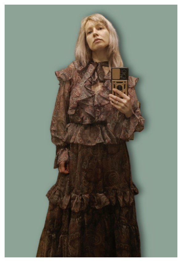 Платье в стиле бохо от LIME. Вещи в стиле бохо можно носить не только по праздникам. Универсальность бохо- стиля заключается в его свободе, эклектичности и адаптации к разным людям и пространствам, сочетая элементы хиппи, этники и винтажа, натуральные ткани, многослойность и обилие деталей, а также яркие цвета и принты, создавая уютный, индивидуальный и неформальный образ жизни