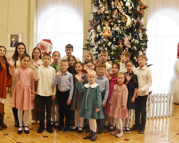     В Курске прошла Губернаторская елка для детей из семей, нуждающихся в поддержке