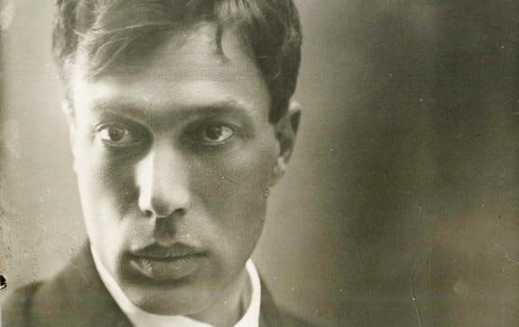 Борис Леонидович Пастернак (29 января (10 февраля) 1890, Москва — 30 мая 1960, Переделкино, Московская область) — русский писатель, поэт и прозаик XX века. Автор романа «Доктор Живаго», множества переводов с других языков, сборников стихотворений, повестей, статей и эссе. Лауреат Нобелевской премии в области литературы (1958).