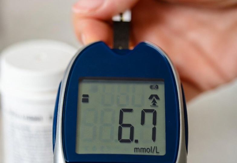 Правда ли, что правые и левые показатели сахара разные: научное объяснение и лайфхаки для точного замера