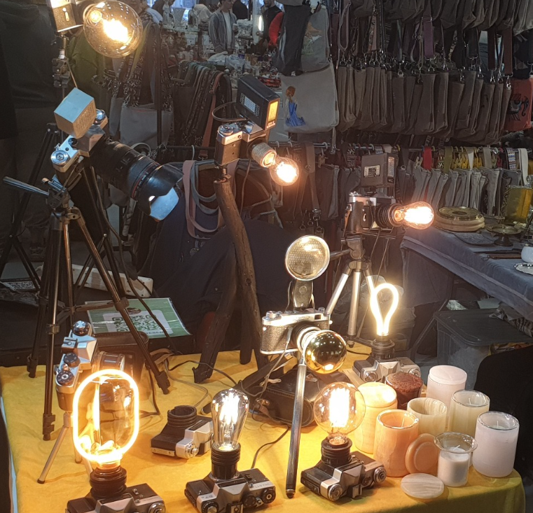 Стенд АртЛАМБ с дизайнерскими свтеильниками и свечами в ониксе.