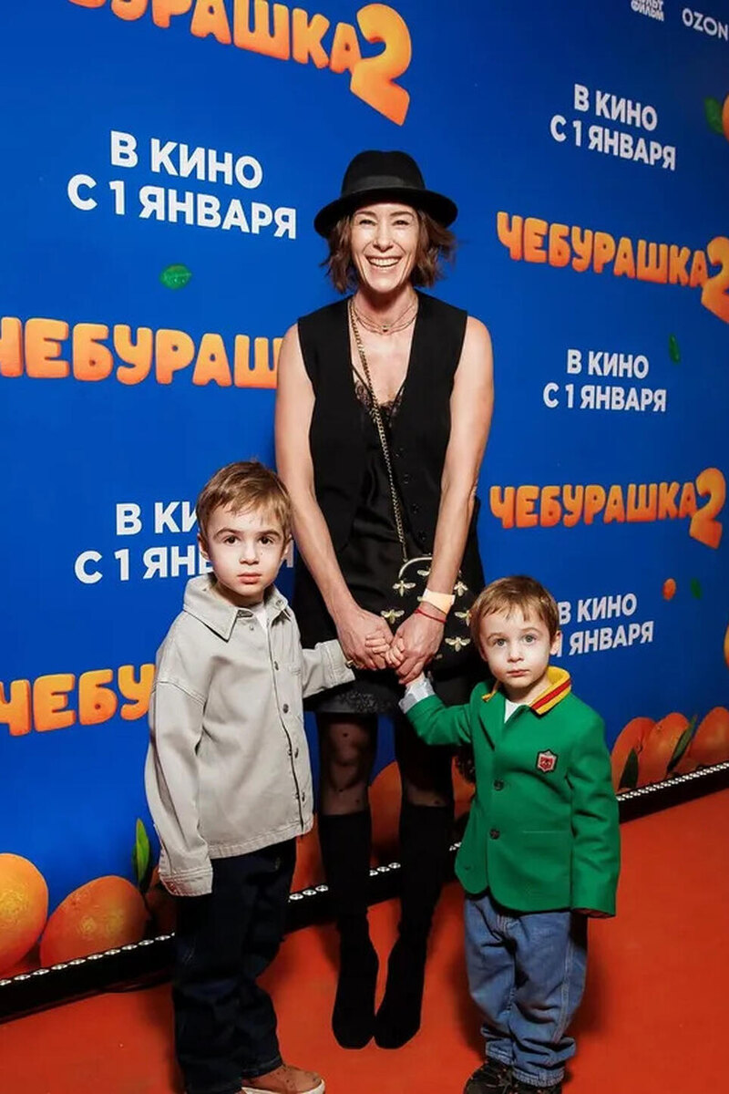    Ольга Сутулова с сыновьями Социальные сети