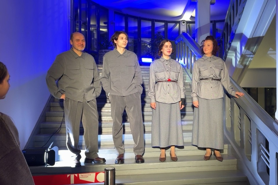    Зрителей встретили актеры-спутники Анастасия СЕМДЯНОВА