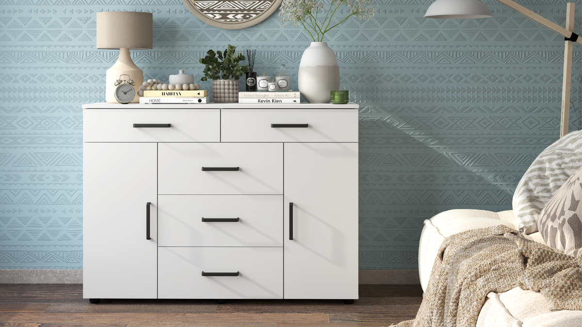 Комод Вега К-03 фабрика "Стиль" г. Пенза. На этом комод отчётливо виден рисунок, который "нарезан" ящиками и створками. На мой взгляд линий слишком много