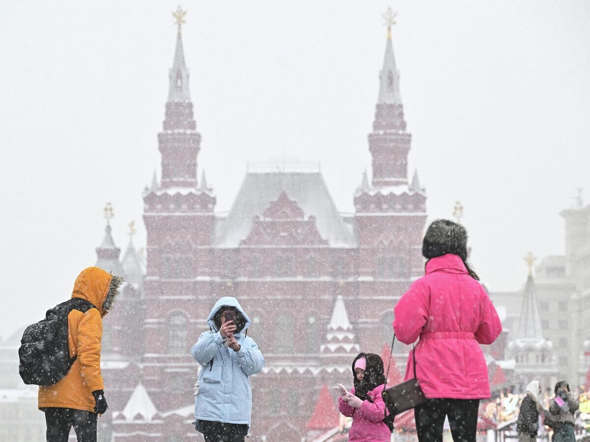    Туристы на Красной площади в Москве во время снегопада | © РИА Новости / Сергей Бобылев