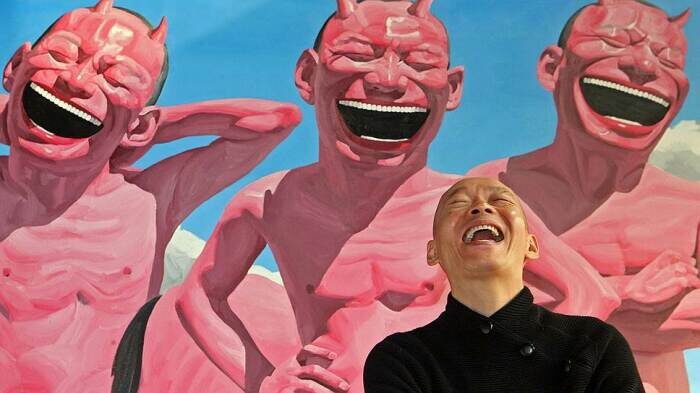 Юэ Миньцзюнь рядом со своей картиной.